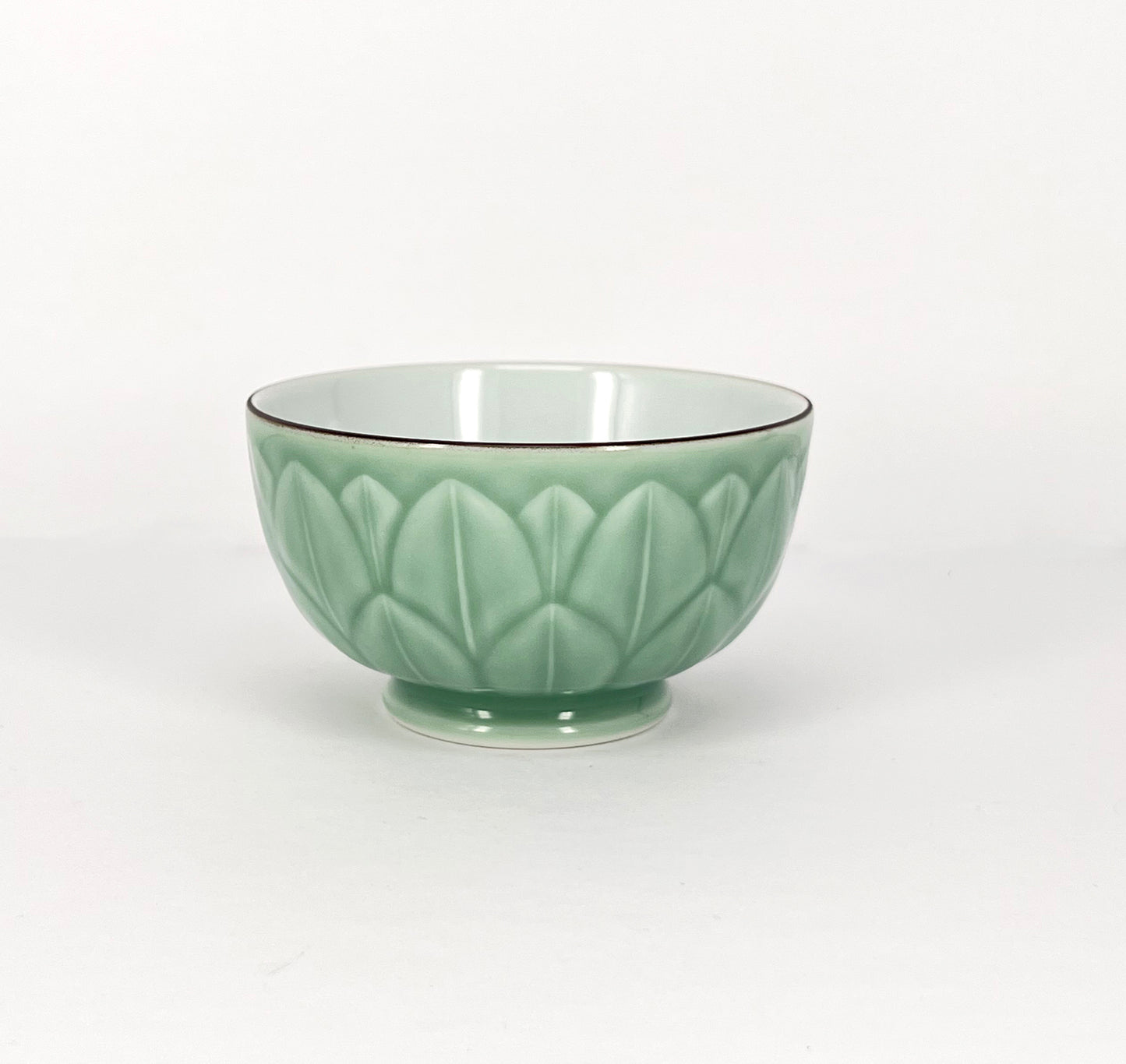 Chunfengxiangyu: Celadon Glaze Bell Cup with Lotus Relief|春风祥玉:青釉刻花大杯