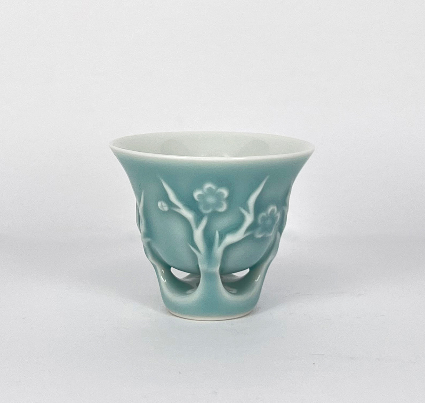 Xiaofangyao: Celadon Flower Relief Paired Cup|晓芳窑:豆青釉浮雕花对杯