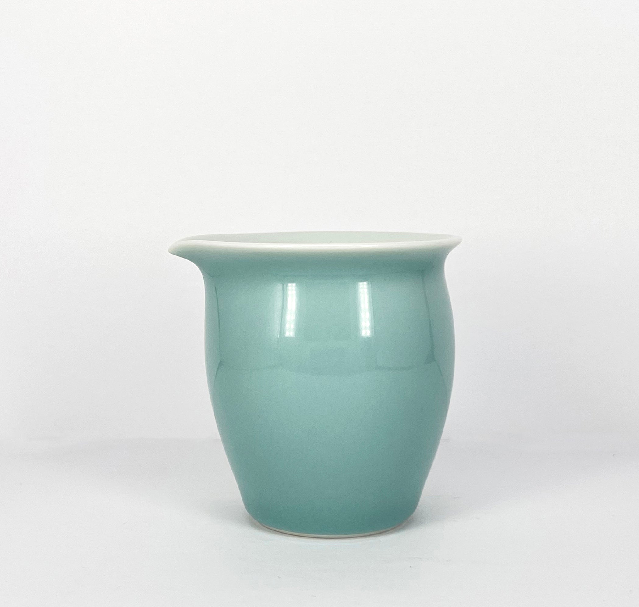 Xiaofangyao: Celadon Glaze Fair Cup｜晓芳窑：豆青釉公道杯